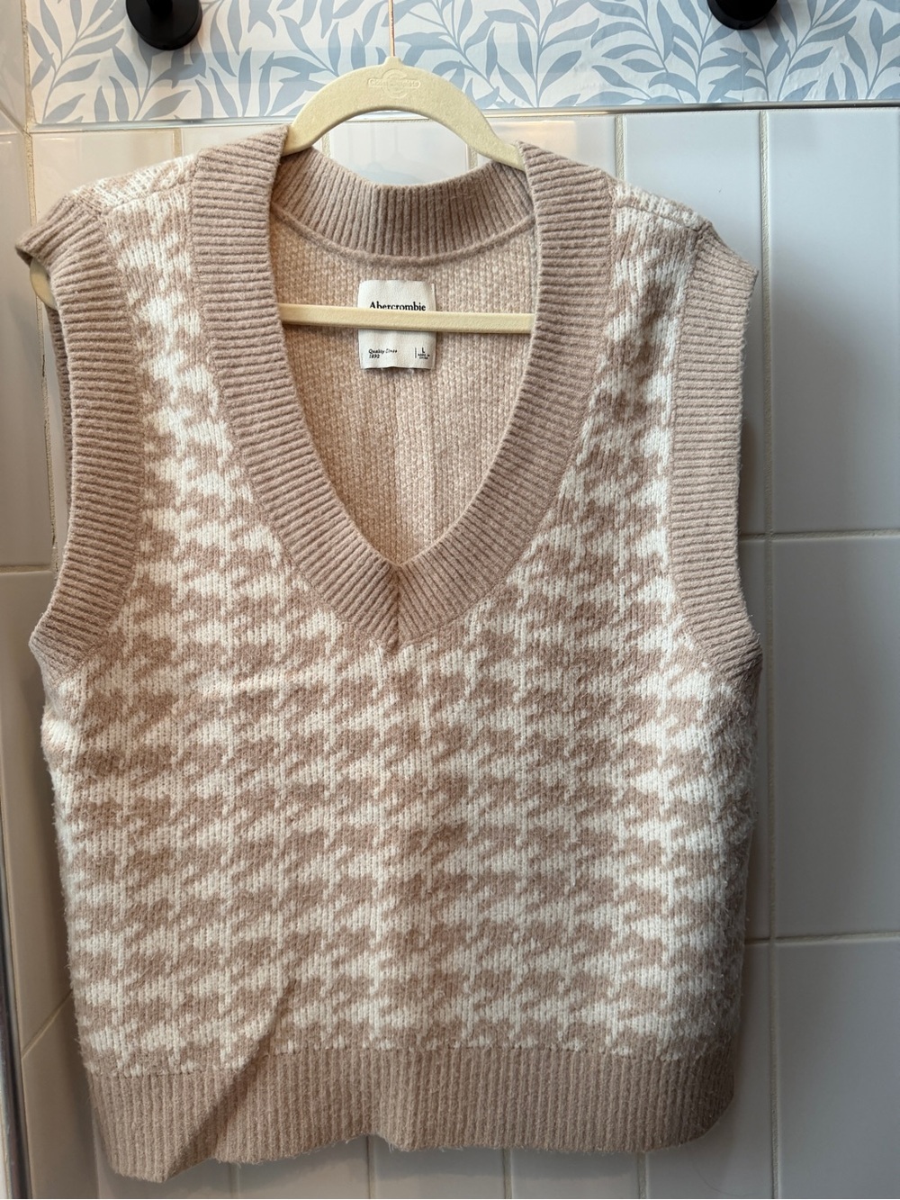 Abercrombie & Fitch Beige and White Houndstooth V-Neck Knit Vest